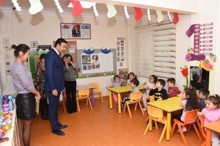 Başkan Akpolat, kreşlerde eğitim gören çocukları ziyaret ederek hediye dağıttı G4