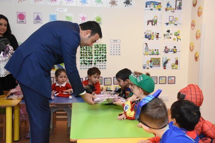 Başkan Akpolat, kreşlerde eğitim gören çocukları ziyaret ederek hediye dağıttı G5