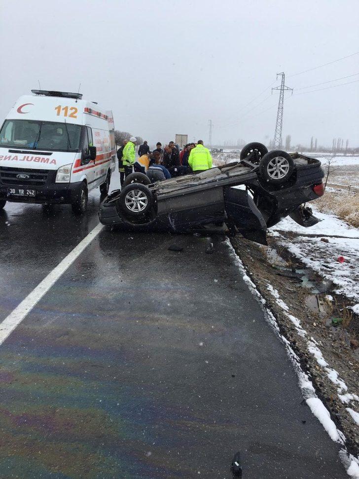 Otomobilin ters döndüğü kazada 3 kişi yaralandı G1