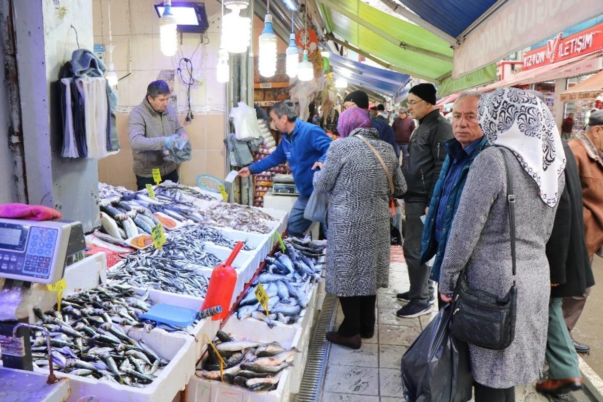 Maaşını alan emekliler balık&ccedil;ılara koştu