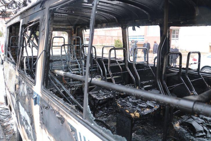 Park halindeki minibüs alev alev yandı G3