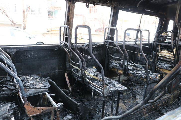 Park halindeki minibüs alev alev yandı G4