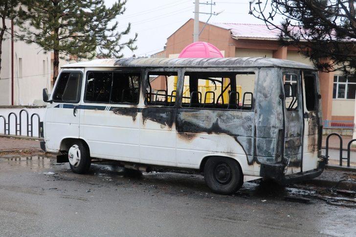 Park halindeki minibüs alev alev yandı G5