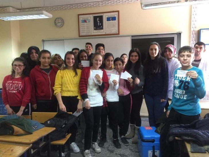 İlköğretim 1. ve 8. Sınıflarda Öğrencilere Aşı Yapıldı G1