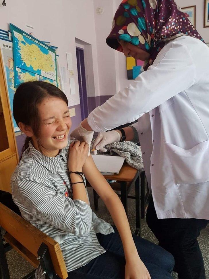 İlköğretim 1. ve 8. Sınıflarda Öğrencilere Aşı Yapıldı G2