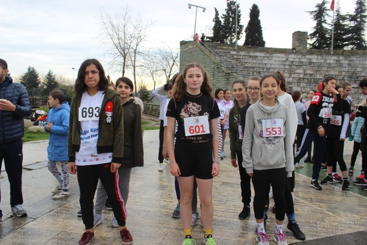 Atat&uuml;rk Kır Koşusu&rsquo;nda dereceye girenler &ouml;d&uuml;llendirildi