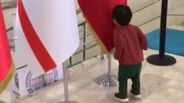 Minik Kerem onlarca bayrağın arasında Türk Bayrağına koşup öptü