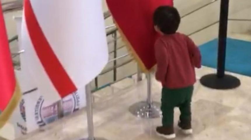 Minik Kerem onlarca bayrağın arasında T&uuml;rk Bayrağına koşup &ouml;pt&uuml;