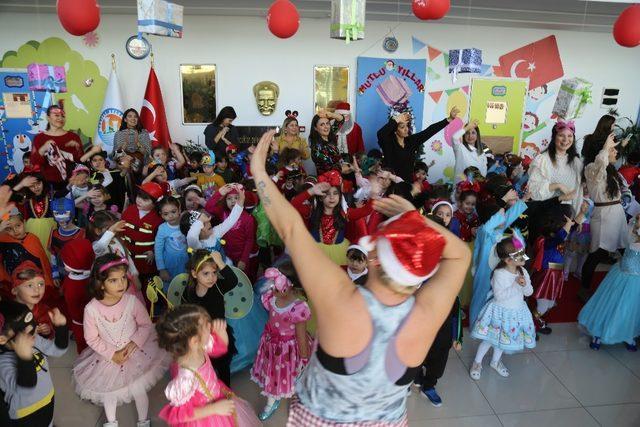 Mezitli’nin minikleri yeni yılı kostüm partisi ile karşıladı