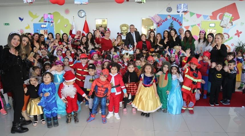 Mezitli&rsquo;nin minikleri yeni yılı kost&uuml;m partisi ile karşıladı