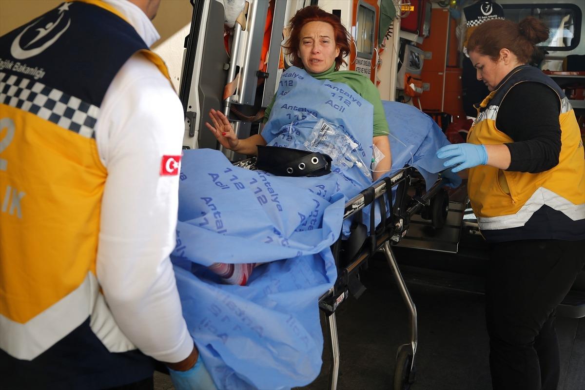 Antalya'da bir kadın tartıştığı komşusu tarafından bı&ccedil;aklandı