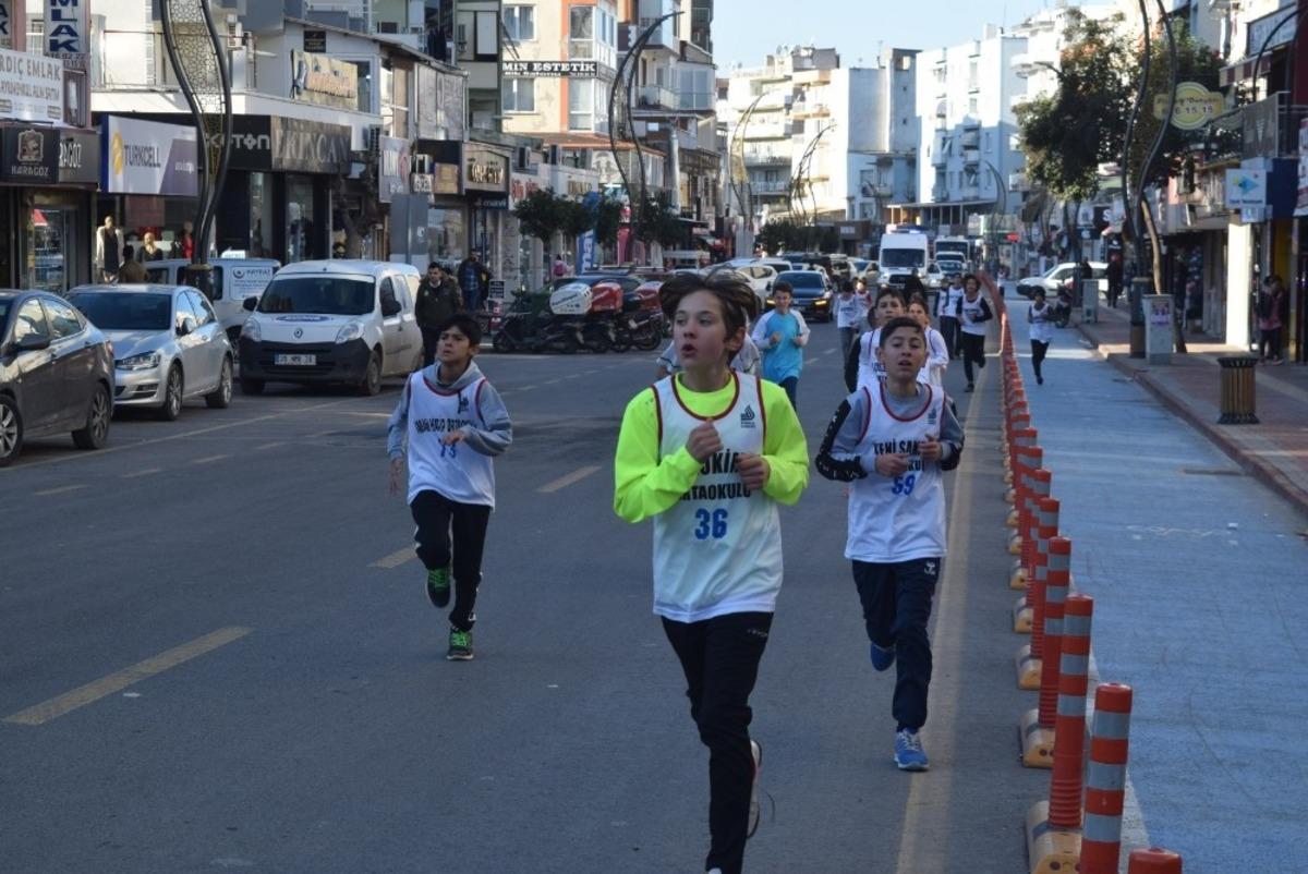 Atat&uuml;rk koşusu Aliağa&rsquo;da da yapıldı
