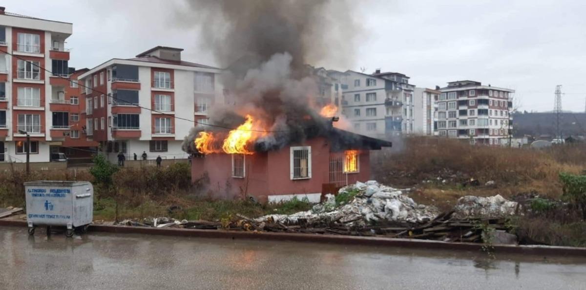 Ordu&rsquo;da tek katlı bina alevlere teslim oldu