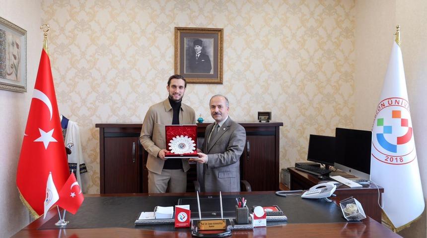 Milli futbolcu Yusuf Yazıcı&nbsp;eğitimini aksatmıyor