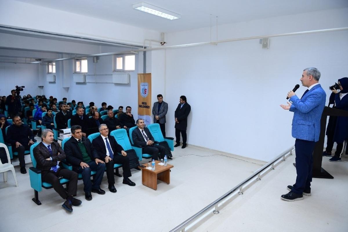 Başkan &Ccedil;ınar, Merhaba Gen&ccedil;ler s&ouml;yleşisine katıldı