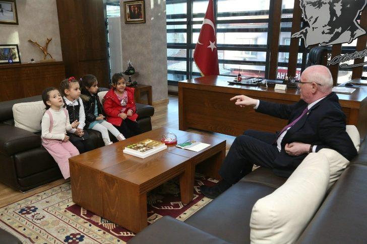 Miniklerden Başkan Kazım Kurt’a yılbaşı tebriği G2