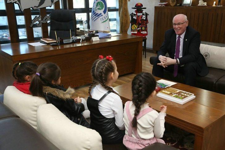 Miniklerden Başkan Kazım Kurt’a yılbaşı tebriği G3