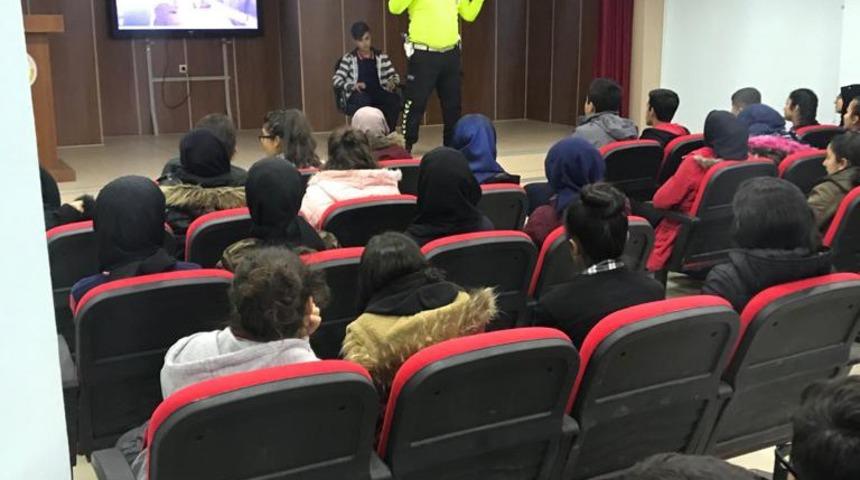 Trafik ekipleri öğrencilere yaya eğitimi verdi