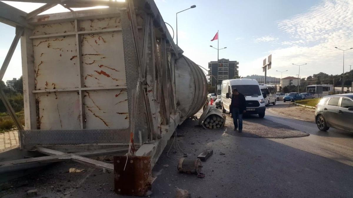 Tır kasasındaki dev &ccedil;imento silosu yola d&uuml;şt&uuml;