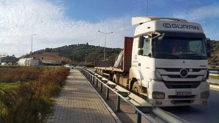 Tır kasasındaki dev çimento silosu yola düştü G2