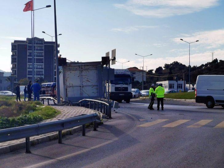 Tır kasasındaki dev çimento silosu yola düştü G3