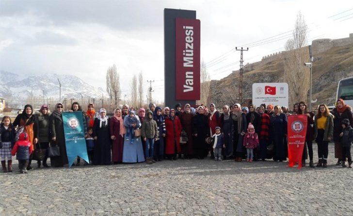 İpekyolu Kevenli ADEM kursiyerleri tarihi Van evlerini ve Van müzesini gezdi G1