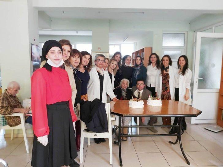 Burhaniyeli kursiyerler yaşlıları sevindirdi G1