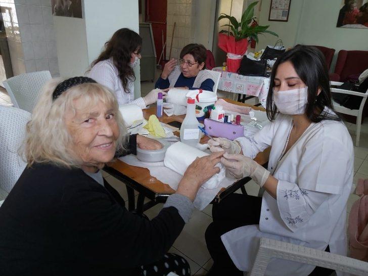 Burhaniyeli kursiyerler yaşlıları sevindirdi G2