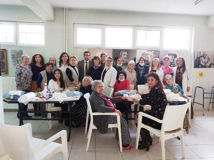 Burhaniyeli kursiyerler yaşlıları sevindirdi G3