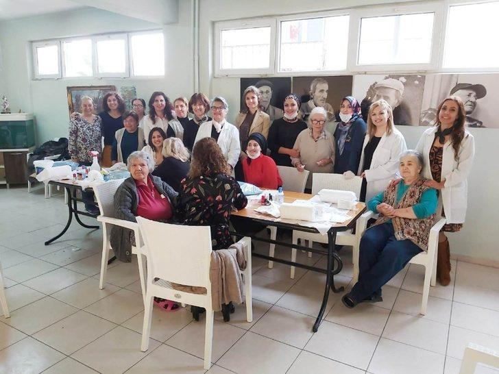 Burhaniyeli kursiyerler yaşlıları sevindirdi G4