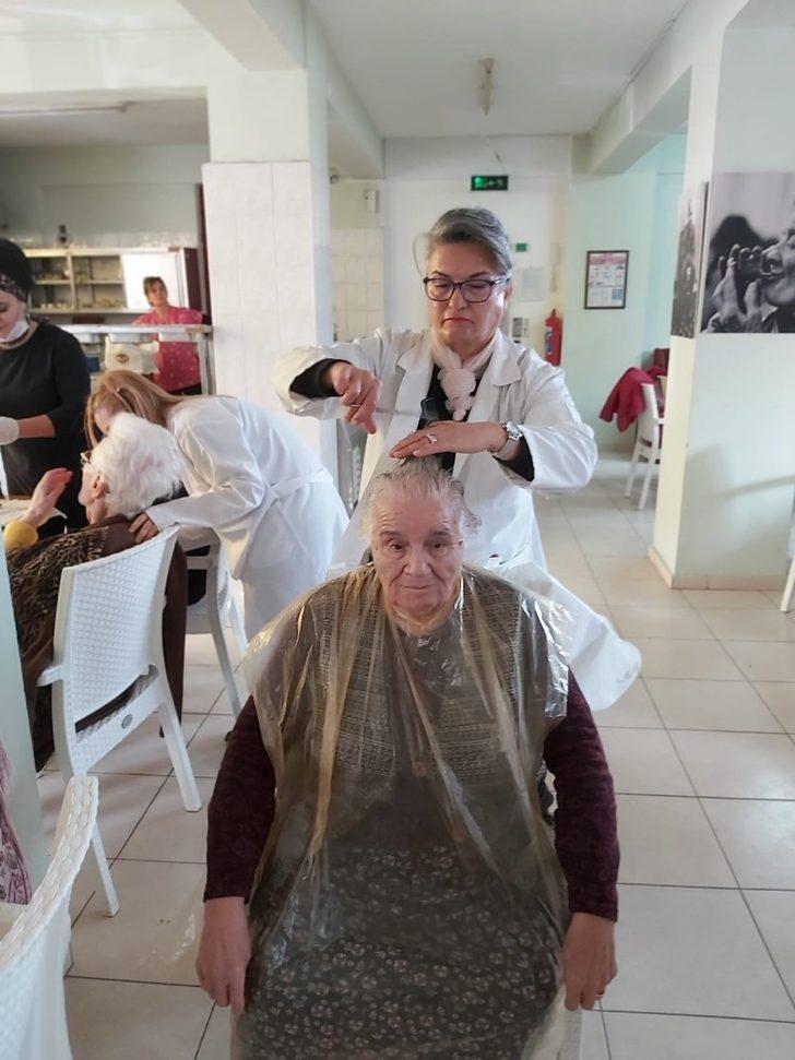 Burhaniyeli kursiyerler yaşlıları sevindirdi G5