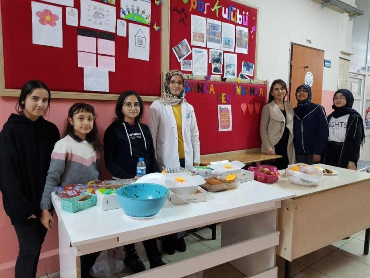 Sokak canlarına mama almak i&ccedil;in kermes