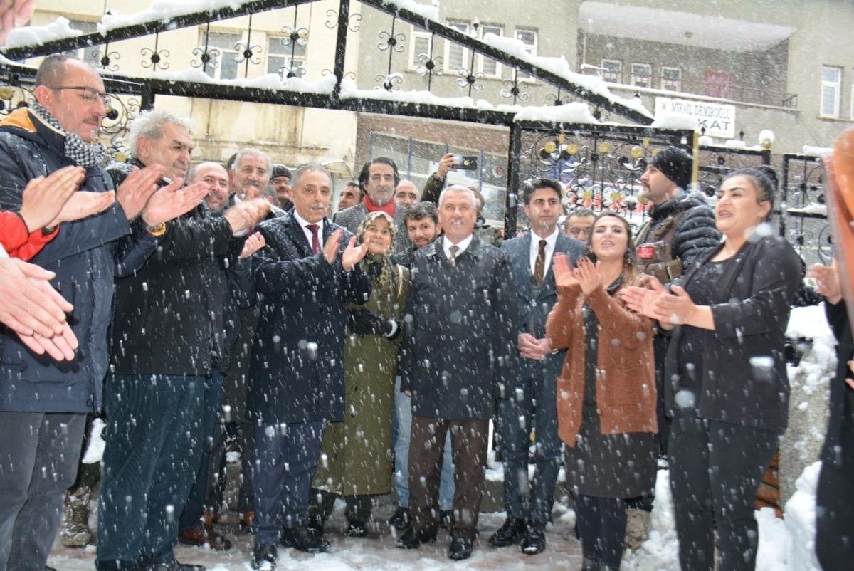 Hakkari eski Valisi Toprak&rsquo;a g&ouml;rkemli karşılama