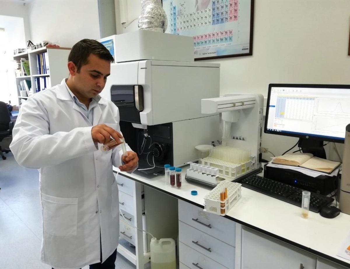 B&uuml;y&uuml;kşehir Tarım Laboratuvarı &uuml;reticinin yanında