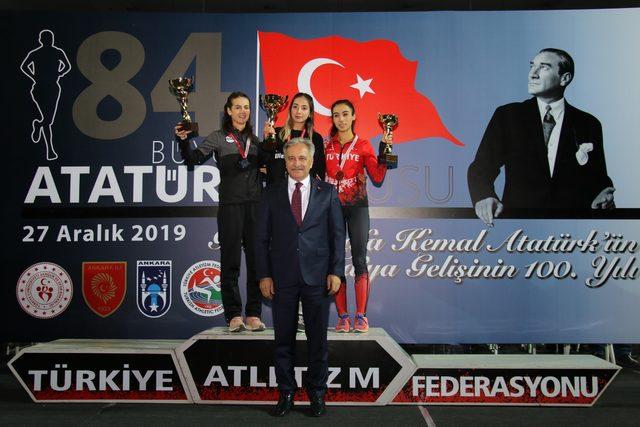 84’üncü Atatürk Koşusu'nda dereceye giren sporculara ödülleri verildi