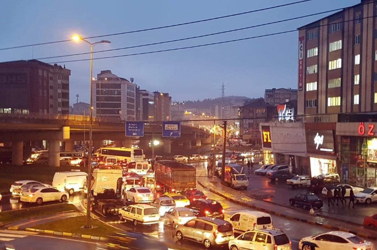 Kdz. Ereğli&rsquo;de bir&ccedil;ok caddede trafik kilitlendi