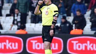 Beşiktaş taraftarından Nadir Çiftçi'ye kırmızı kart gösteren Fırat Aydınus'a tepki