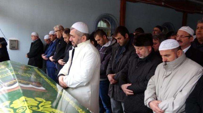 En zor görev! Kardeşinin cenaze namazını kıldırdı