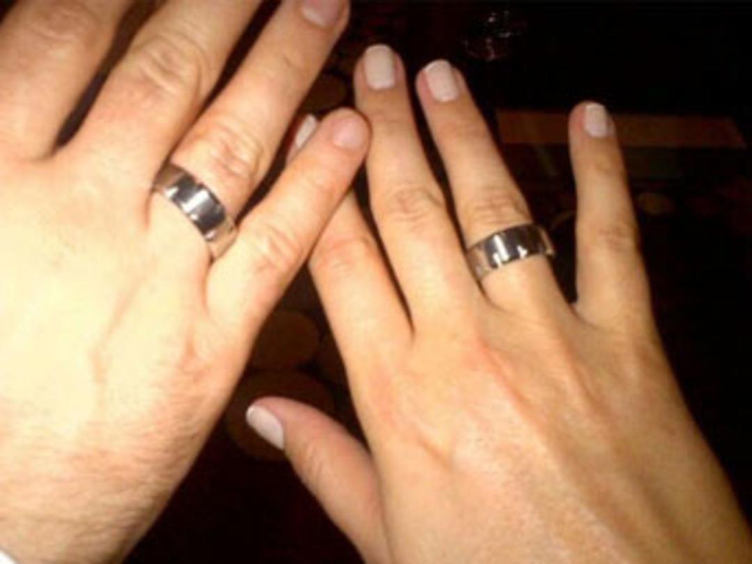 &Uuml;nl&uuml; &ccedil;ift nişanlandı