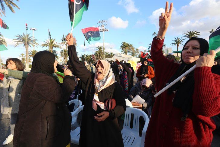Libya'da yüzlerce kişi Hafter'i protesto etti G4