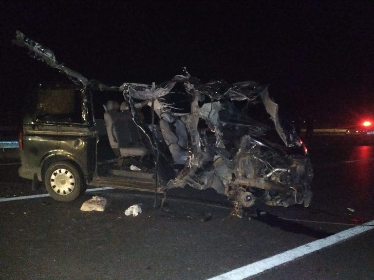 Bursa'da feci kaza! Minibüs TIR'a çarptı: 2 ölü, 1 yaralı G1