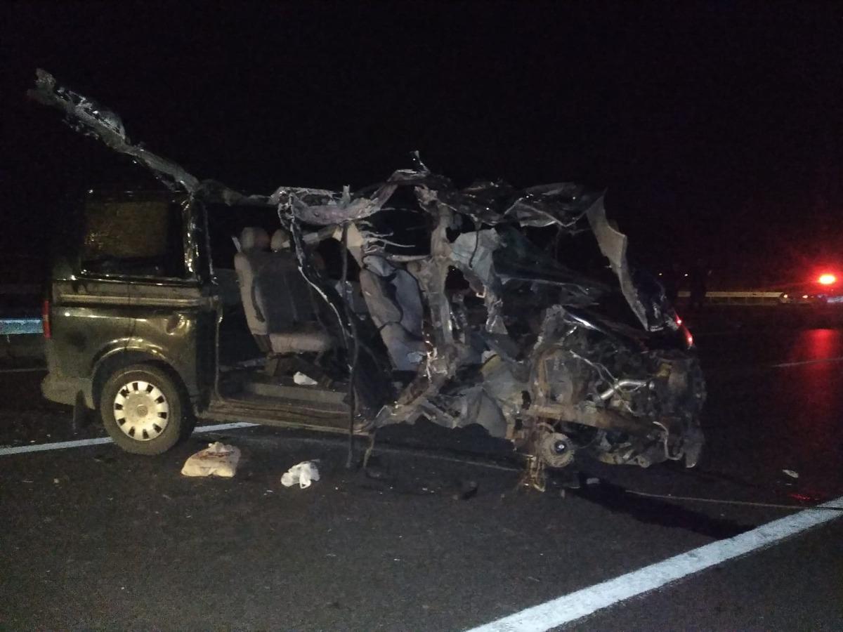 Bursa'da feci kaza! Minib&uuml;s TIR'a &ccedil;arptı: 2 &ouml;l&uuml;, 1 yaralı