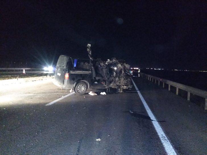 Bursa'da feci kaza! Minibüs TIR'a çarptı: 2 ölü, 1 yaralı G2