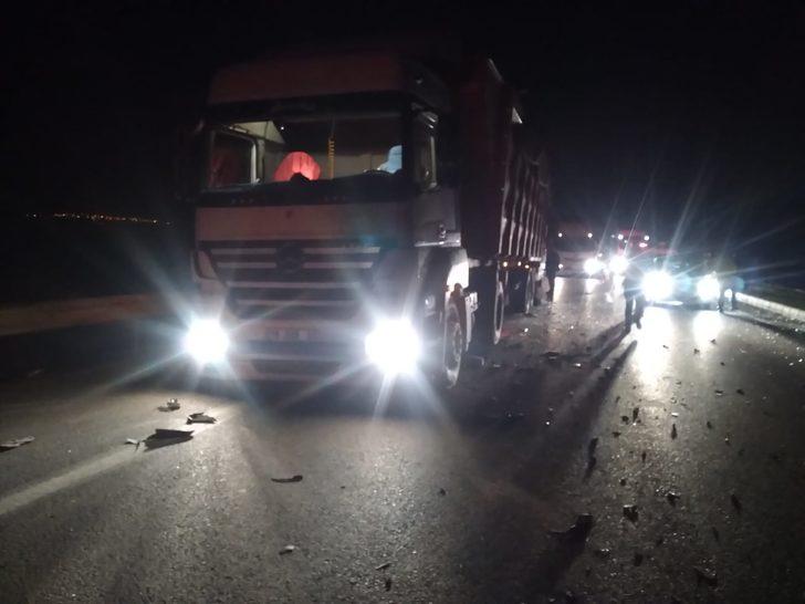 Bursa'da feci kaza! Minibüs TIR'a çarptı: 2 ölü, 1 yaralı G3