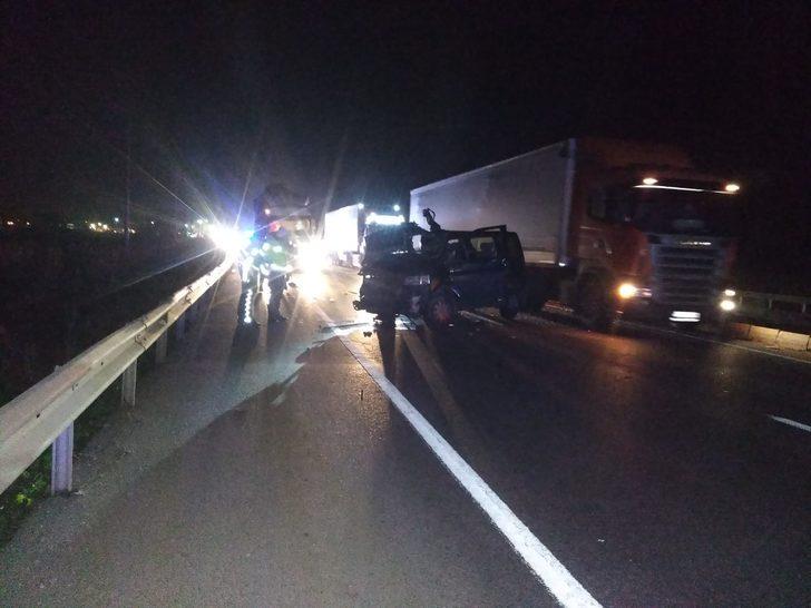 Bursa'da feci kaza! Minibüs TIR'a çarptı: 2 ölü, 1 yaralı G4