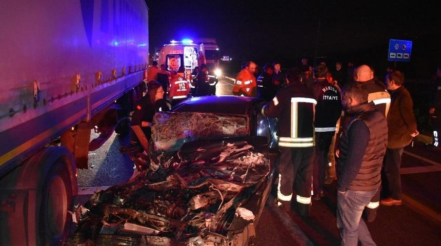 İzmir'de feci kaza! Otomobil TIR'ın altına girdi: 1 ölü