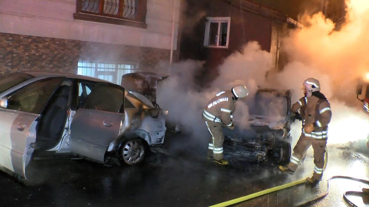 Kağıthane sabaha karşı sokağa d&ouml;k&uuml;ld&uuml;! Otomobiller alev alev yandı