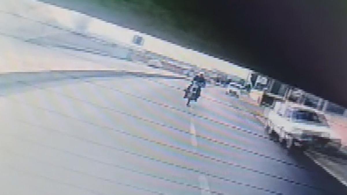 Arnavutk&ouml;y'de motosiklet kazası! Başını otomobile &ccedil;arptı