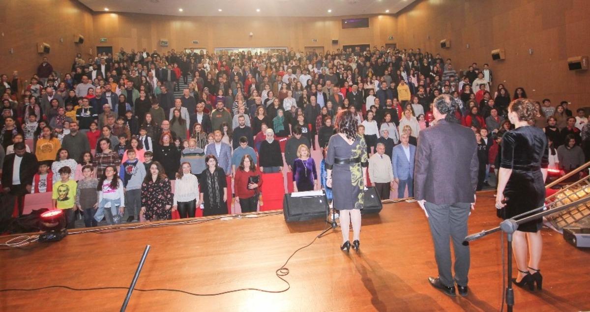 &Ccedil;ocuklar ses yarışmasında yeteneklerini sergiledi