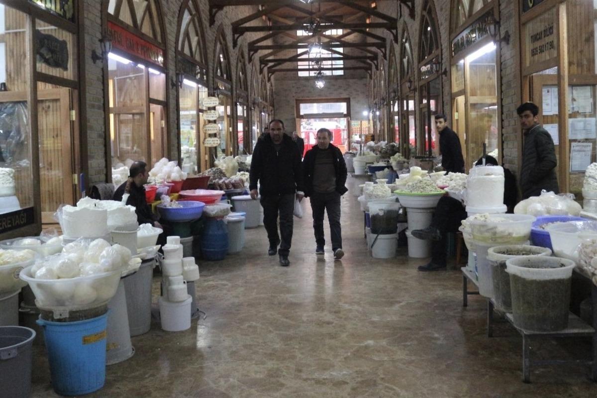 Tarihi &ccedil;arşıda otlu peynir satışlarında d&uuml;ş&uuml;ş